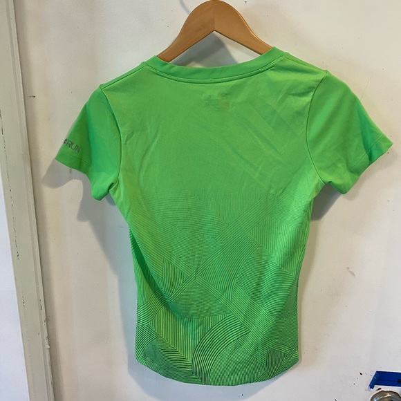 Women’s Under Armour v-neck running top! - Picture 7 of 8